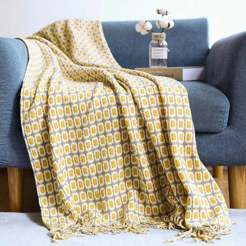 Coperta per divano lavorata a maglia Ownkoti con nappe