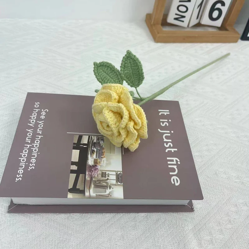 Ornamento di filato fatto a mano all'uncinetto a forma di rosa artificiale
